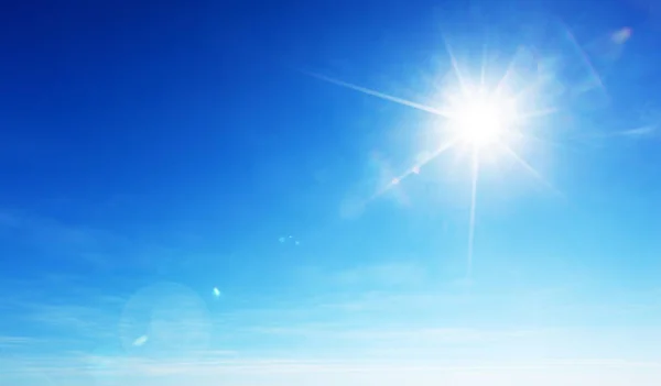 ท้องฟ้าสีฟ้าและดวงอาทิตย์ — ภาพถ่ายสต็อก