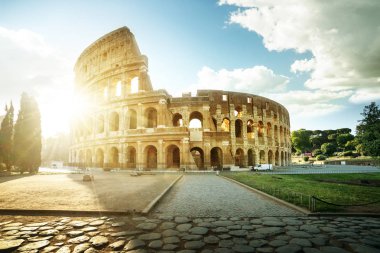 Roma 'da kolezyum ve sabah güneşi, İtalya