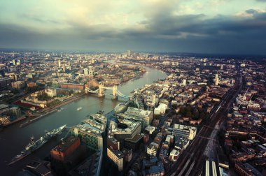 Tower Bridge ile Londra günbatımı zamanı, İngiltere'de havadan görünümü