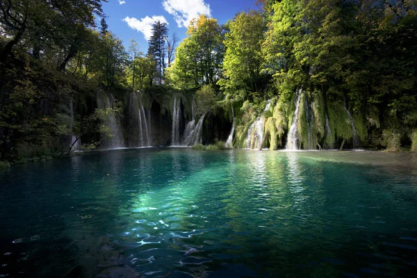 Vattenfall inforest, Plitvice, Kroatien — Stockfoto