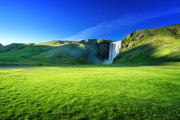 Cachoeira Skogarfoss e verão dia ensolarado, Islândia — Fotografia de Stock