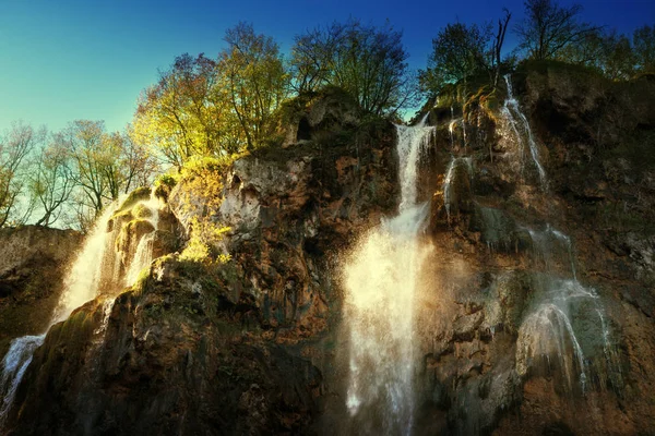 Vodopád v čas západu slunce, Chorvatsko, Plitvická — Stock fotografie