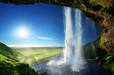 Yaz mevsiminde Seljalandfoss Şelalesi, İzlanda