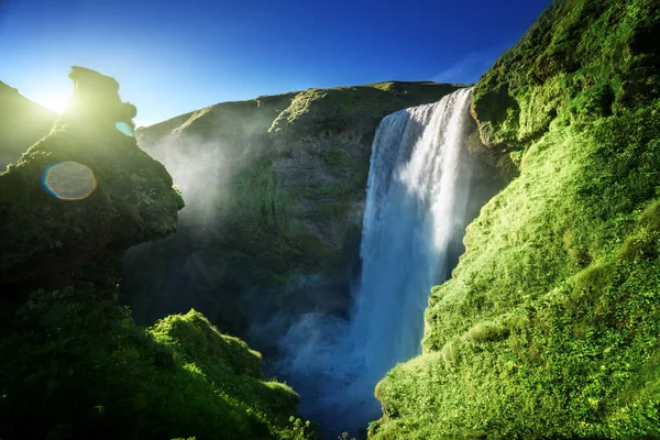Skogarfoss vodopád a letní slunečný den, Island — Stock fotografie