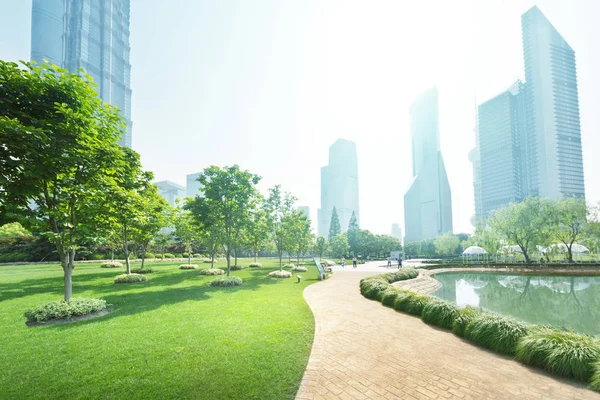 Park i Lujiazui finansiella centrum, Shanghai, Kina — Stockfoto