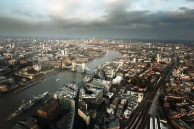 Tower Bridge ile Londra günbatımı zamanı, İngiltere'de havadan görünümü