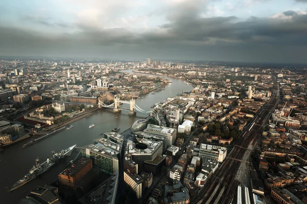 在日落的时候，英国的伦敦塔桥伦敦鸟瞰图 — 图库照片