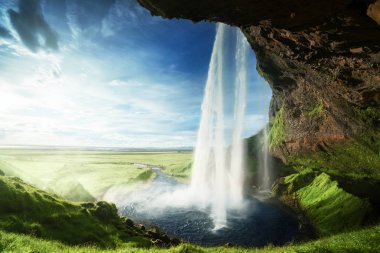 Yaz mevsiminde Seljalandfoss Şelalesi, İzlanda