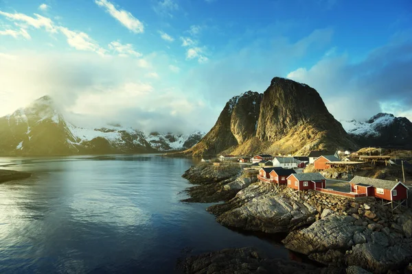 Colibă de pescuit la apusul soarelui de primăvară - Reine, Insulele Lofoten, Norvegia — Fotografie, imagine de stoc