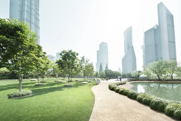 Park i Lujiazui finansiella centrum, Shanghai, Kina — Stockfoto