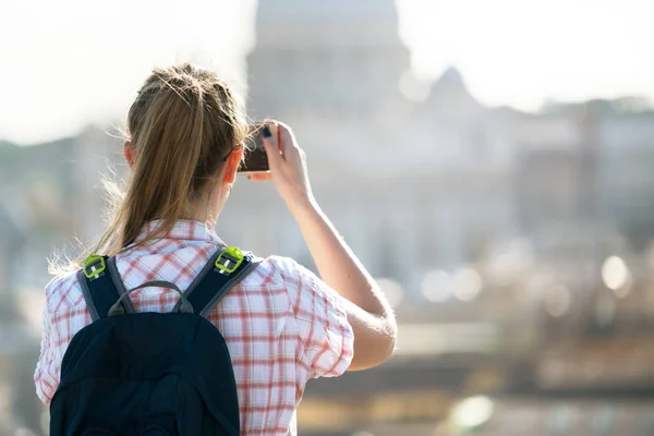 Jovem mulher tira uma foto da Catedral de São Pedro, Roma, It — Fotografia de Stock