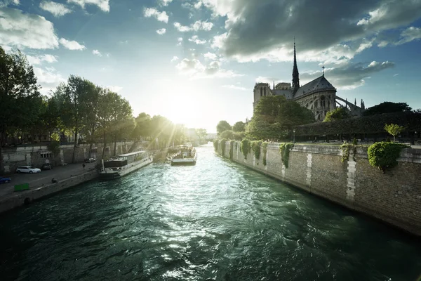 Seinen og Notre-Dame de Paris, Paris, Frankrike – stockfoto