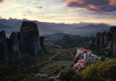 Meteora manastırları sonra günbatımı, Yunanistan