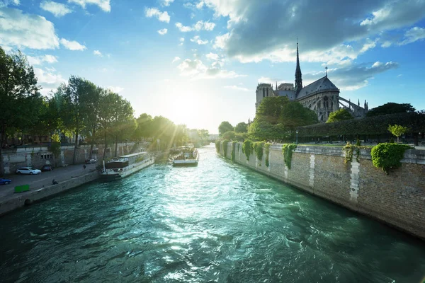 Seine and Notre Dame de Paris, Paryż, Francja — Zdjęcie stockowe