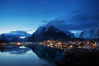 günbatımı Reine Köyü, Lofoten Adaları, Norveç