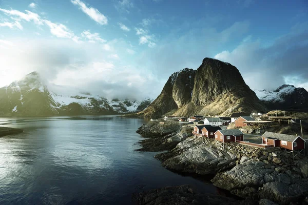 Рыбацкая хижина на закате весны - Рейне, Лофотенские острова, Норвегия — стоковое фото