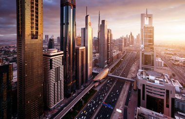 Dubai şehir silüetinin günbatımı zamanında, Birleşik Arap Emirlikleri