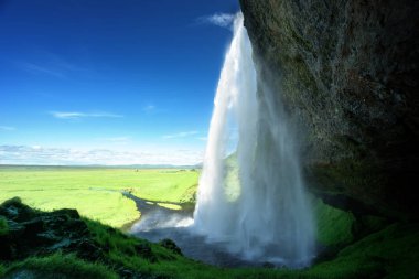 Yaz mevsiminde Seljalandfoss Şelalesi, İzlanda