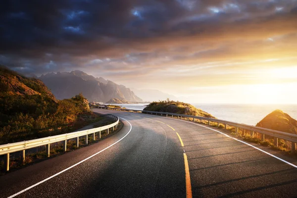 Oad by the sea in sunrise time, Lofoten island, Noruega — Fotografia de Stock