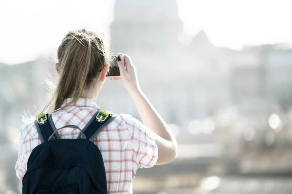 Jovem mulher tira uma foto da Catedral de São Pedro, Roma, It — Fotografia de Stock