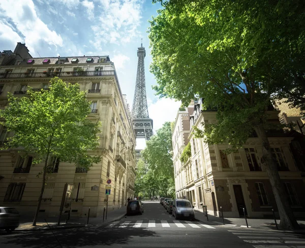 Building in Paris near Eiffel Tower — Stock Photo, Image