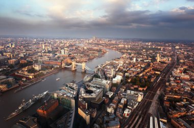 Tower Bridge ile Londra günbatımı zamanı, İngiltere'de havadan görünümü