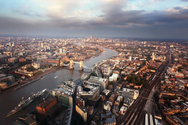 Tower Bridge ile Londra günbatımı zamanı, İngiltere'de havadan görünümü — Stok fotoğraf