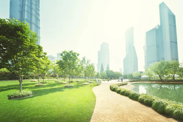 중국 상하이에 있는 류지 아지 이 금융 센터에 있는 공원 — 스톡 사진