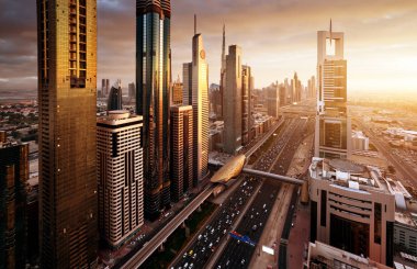 Dubai şehir silüetinin günbatımı zamanında, Birleşik Arap Emirlikleri