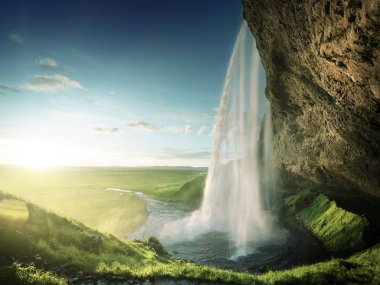 Yaz mevsiminde Seljalandfoss Şelalesi, İzlanda