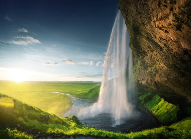 Yaz mevsiminde Seljalandfoss Şelalesi, İzlanda