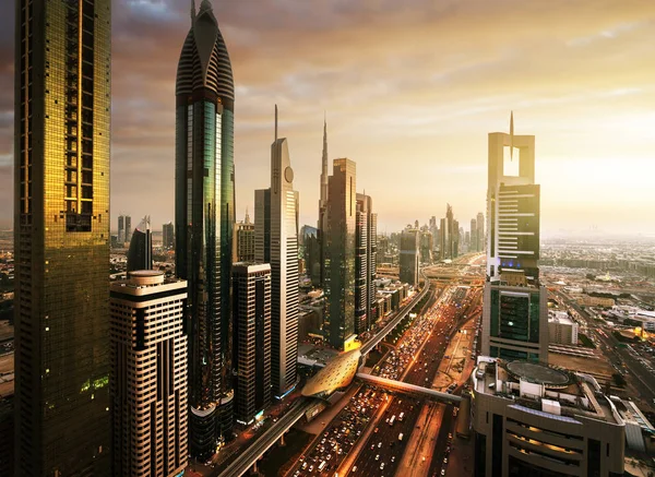 Dubai şehir silüetinin günbatımı zamanında, Birleşik Arap Emirlikleri