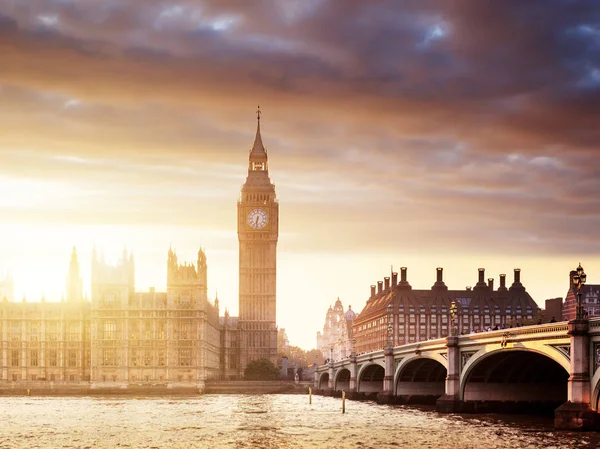Big ben a westminster v západu slunce, Londýn, Velká Británie — Stock fotografie