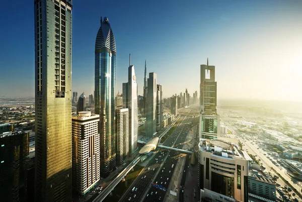 Dubai skyline en la hora de la puesta del sol, Emiratos Árabes Unidos — Foto de Stock