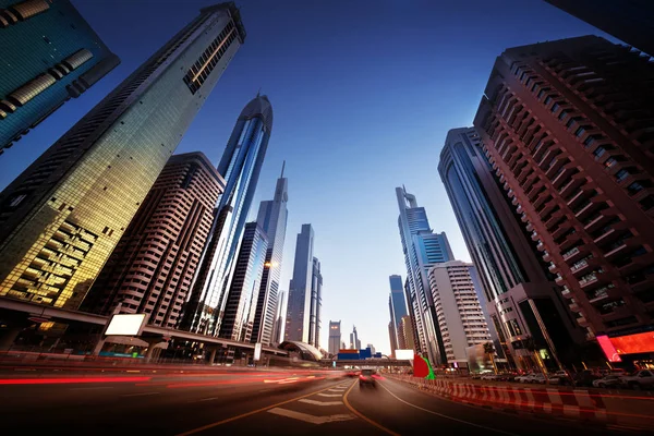 Sheikh Zayed Road na hora do pôr do sol, Dubai, Emirados Árabes Unidos — Fotografia de Stock