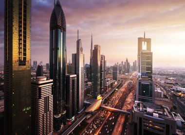 Dubai şehir silüetinin günbatımı zamanında, Birleşik Arap Emirlikleri