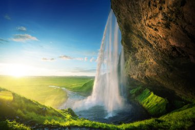 Yaz mevsiminde Seljalandfoss Şelalesi, İzlanda