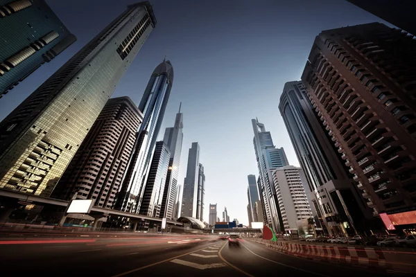 Sheikh Zayed Road en la hora de la puesta del sol, Dubai, Emiratos Árabes Unidos — Foto de Stock