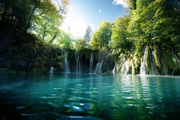 Vattenfall i skog, Plitvice, Kroatien — Stockfoto
