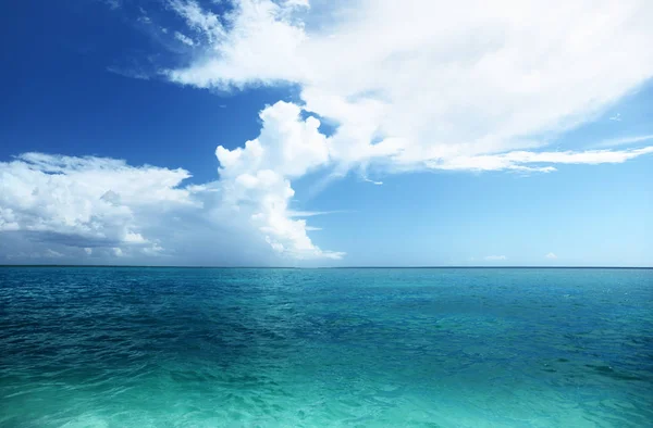 Morze Karaibskie i doskonałe niebo — Zdjęcie stockowe