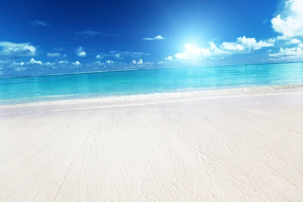 Песок и Карибское море — стоковое фото