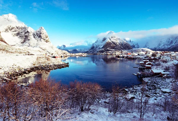 Neve nel villaggio di Reine, Isole Lofoten, Norvegia — Foto Stock