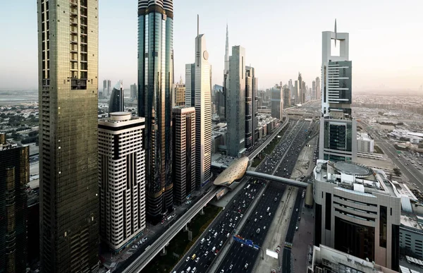 Dubai skyline en la hora de la puesta del sol, Emiratos Árabes Unidos —  Fotos de Stock