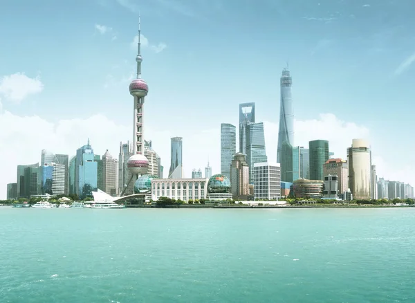 Shanghai skyline dans la journée ensoleillée, Chine — Photo