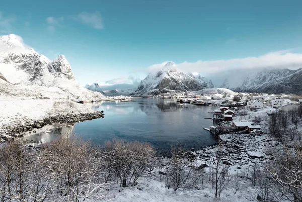 Neve nel villaggio di Reine, Isole Lofoten, Norvegia — Foto Stock