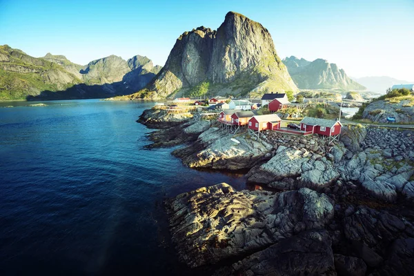 Рыбацкая хижина в летнее время - Рейне, Лофотенские острова, Норвегия — стоковое фото