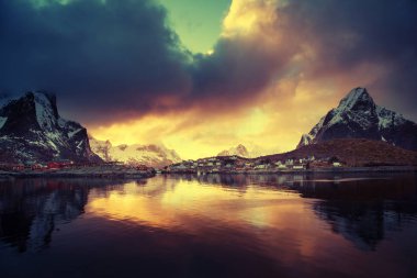 Günbatımı Reine, Lofoten Adaları, Norveç