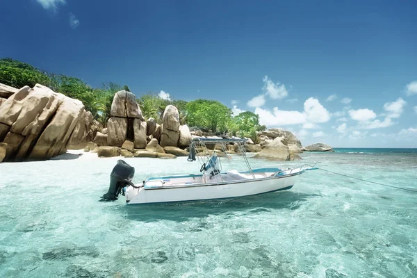 Speedboot op het strand van coco island, Seychellen — Stockfoto