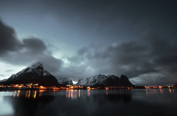 Coucher de soleil à Reine, îles Lofoten, Norvège — Photo