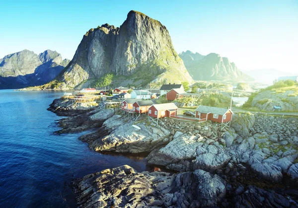 Rybářské chaty v letní čas - Reine, Lofoten ostrovy, Norsko — Stock fotografie
